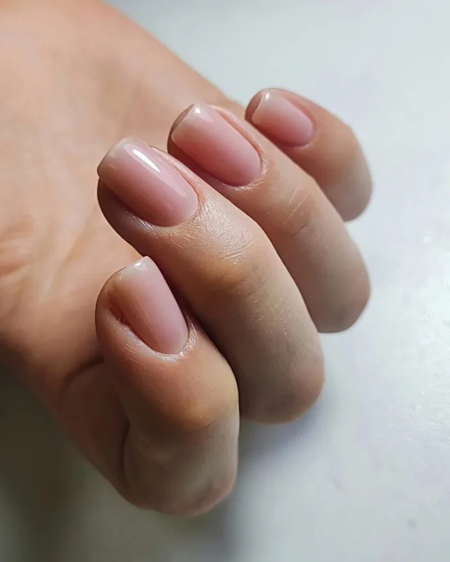 Ухоженные короткие ногти с нюдовым покрытием